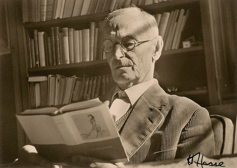 Hermann Hesse O escritor Hermann Hesse lendo um livro